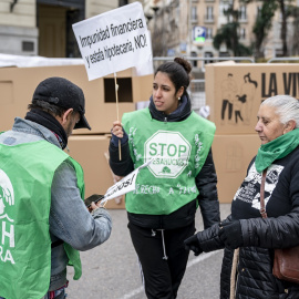 Varias personas de la Plataforma de Afectados por la Hipoteca durante una concentración, frente al Congreso de los Diputados. E.P./A. Pérez Meca