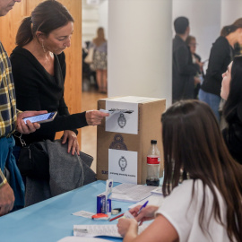 13/02/2024 Varias personas acuden a votar durante las votaciones para las elecciones en Argentina, en el Colegio Mayor Argentino de Madrid, a 19 de noviembre de 2023, en Madrid.