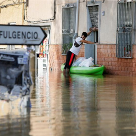 Vecinos de la población Dolores (Alicante) siguen con las tareas de limpieza tras la gota fría. EFE/ Manuel Lorenzo