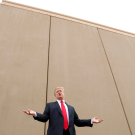 Donald Trump, en marzo del año pasado, durante su visita a la frontera entre California y México. /REUTERS