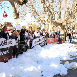 Bates blanques en senyal de protesta a les portes del Parlament, en la segona jornada de la darrera vaga, el 26 de gener