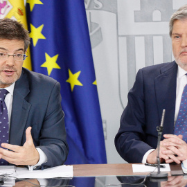 Els ministres de Justícia, Rafael Catalá, i d'Educació, Cultura i Esports i portaveu del Govern central, Íñigo Méndez de Vigo, aquest divendres en la roda de premsa posterior al Consell de Ministres. Pool Moncloa / J.M. Cuadrado.