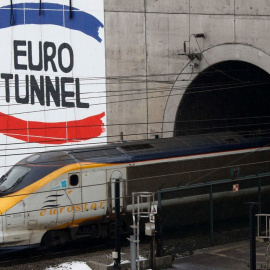 El tren de alta velocidad Eurostar entrando en el tunel bajo el Canal de la Mancha (Eurotunnel). REUTERS/Pascal Rossignol