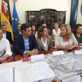 Moreno, Sánchez, Ribera, Fernández y Crespo, en la mesa. Encuentro en el Ayuntamiento de Níjar (Almería) para evaluar los daños por la gota fría. Europa Press