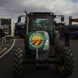 Un tractor durante una concentración en Mercabarna, a 13 de febrero de 2024, en Barcelona.