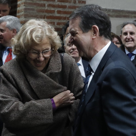 La alcaldesa de Madrid,Manuela Carmena y el presidente de la FEMP, Abel Caballero, durante la reunión convocada por la Federación Española de Municipios y Provincias (FEMP) para exigir al Gobierno que los entes locales puedan reinvertir el 