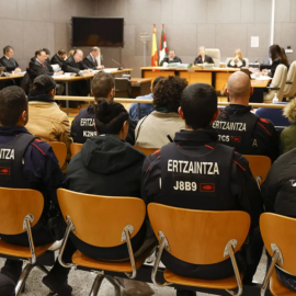 13-2-24 - Imagen del juicio a siete hombres que han sido condenados por la brutal paliza a un joven que quedó en estado vegetativo, en la Audiencia de Bizkaia, a 13 de febrero de 2024.