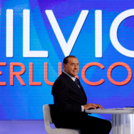 El empresario y ex primer ministro italiano Silvio Berlusconi en un programa de televisión. REUTERS/Remo Casilli