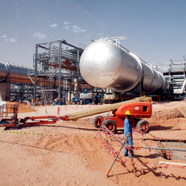 Imagen de archivo de las instalaciones de la petrolera saudí Aramco en Khurais, que atacada este fin de semana con drones, reuivindicados por los rebeldes hutíes de Yemen. EFE / EPA / ALI HAIDER