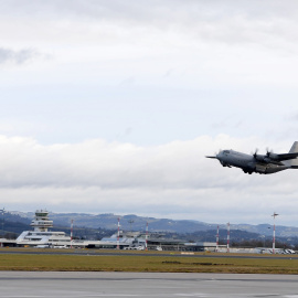 C-130 Hercules aterrizando. Foto de archivo.