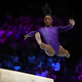 Simone Biles participando en la final del Campeonato del Mundo de Gimnasia Artística, a 8 de octubre de 2023, en Amberes, Bélgica.