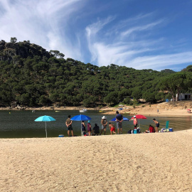 Varios bañistas en el pantano de San Juan en la localidad madrileña de San Martín de Valdeiglesias.