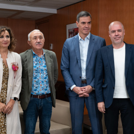 La vicesecretaria general del PSOE, María Jesús Montero, el secretario general, Pedro Sánchez, junto los líderes de UGT y CCOO, Pepe Álvarez y Unai Sordo.