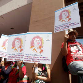 Integrantes del Consejo Cívico de Organizaciones Populares e Indígenas de Honduras, realizan un plantón en las instalaciones del Ministerio Público en Tegucigalpa (Honduras), donde exigen justicia para la ambientalista Berta Cáceres. REUTER