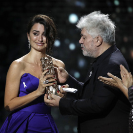 Penelope Cruz recibe el Cesar de Honor de manos de  Pedro Almodovar, mientras la actriz Marion Cotillard aplaude, durante la gala de entrega de los premios del cine francés. EFE/EPA/YOAN VALAT