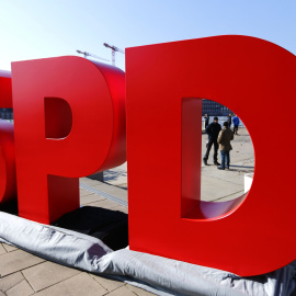 El logo del Partido Socialdemócrata Aleman (SPD) frente a su sede en Berlin. REUTERS/Hannibal Hanschke