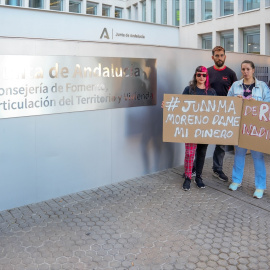 10/10!23-Miembros de la plataforma de Afectados por el Bono Alquiler Joven en Andalucía, protestan a las puertas de la Consejería de Fomento, Articulación del Territorio y Vivienda, a 09 de octubre del 2023 en Sevilla.