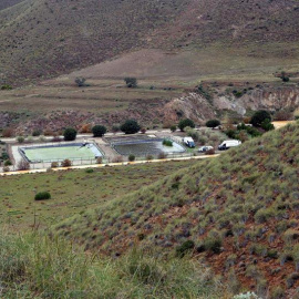 La zona del embalse y la depuradora que se han registrando en busca de más pistas sobre la desaparición del niño. EFE/Ricardo García