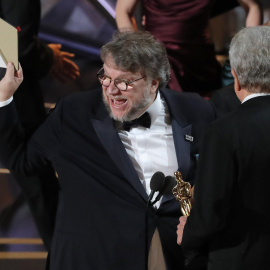 El director mexicano Guillermo del Toro muestra la tarjeta con el premio a la mejor película para 'La forma del agua', en la gala de los Oscar, recibido de manos del actor Warren Beaty. REUTERS/Lucas Jackson