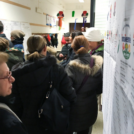 Una mujer observa la lista de partidos en un colegio electoral en Roma. /REUTERS