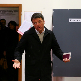 Matteo Renzi tras votar en su colegio electoral, este domingo, en Florencia. /REUTERS