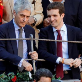 Pablo Casado y Suárez Illana en los toros.