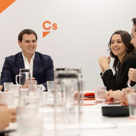 El presidente de Ciudadanos, Albert Rivera, junto a la portavoz Inés Arrimadas, y el secretario de comunicación, Fernando de Páramo, durante la reunión del Comité Permanente del partido celebrada el pasado lunes. EFE/ Ballesteros