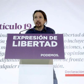 El secretario general de Podemos, Pablo Iglesias, durante la lectura pública del libro “Fariña”, que ha sido hoy retirado por orden judicial. | KIKO HUESCA (EFE)