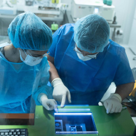 Dos técnicos trabajan en la sala de criopreservación de células el Hospital Clínic, a 28 de septiembre de 2023, en Barcelona, Catalunya.