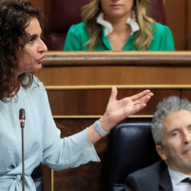 La ministra d'Hisenda, Maria Jesús Montero, respon a una pregunta de l'oposició durant la sessió de control al Ple del Congrés. EFE/Fernando Alvarado