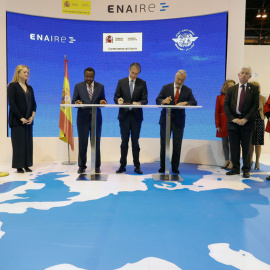 El ministro de Fomento, Íñigo de la Serna,c., Olumuyiwa Benard Aliu, Presidente of the Council, International Civil Aviation Organisation, y el secretario de Estado de Infraestructuras y presidente de ENAIRE, Julio Gomez-Pomar,en la inaugur