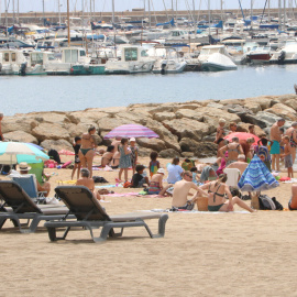 Diverses persones a la platja de Sant Feliu de Guíxols. Imatge publicada el 7 de juliol del 2021