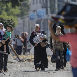 13/10/23 Mujeres y niños de la ciudad de Gaza comienzan a evacuar tras el aviso de Israel de una invasión terrestre en el norte de Gaza.