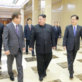 El líder de Corea del Norte Kim Jong-un (c) mientras conversa con el jefe de la Oficina de Seguridad Nacional presidencial de Corea del Sur Chung Eui-yong (d) y miembros de la delegación surcoreana antes de una reunión. EFE/KCNA