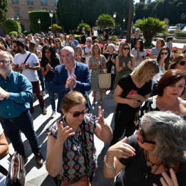 Vecinos se reúnen para guardar un minuto de silencio en memoria de los fallecidos en el incendio ocurrido ayer en la zona de Las Atalayas