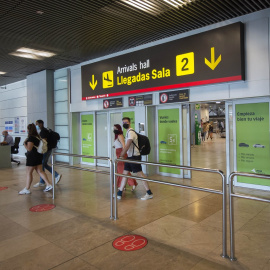 Pasajeros llegan al Aeropuerto Adolfo-Suárez Madrid Barajas, a 9 de julio de 2021, en Madrid.