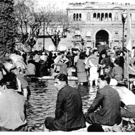 "Las patas en la fuente", imagen histórica del 17 de octubre de 1945 en la Plaza de Mayo de Buenos Aires, fecha fundacional del peronismo.