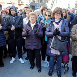 Decenas de vecinos se han concentrado este mediodía a las puertas del ayuntamiento de Banyoles para guardar cinco minutos de silencio por la mujer asesinada a manos de su hija. /EFE