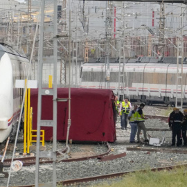 Dispositivos para extraer el cadáver de Álvaro Prieto entre dos trenes cerca de la estación de Santa Justa, a 16 de octubre de 2023, en Sevilla.