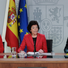 La portavoz del Gobierno, Isabel Celaá (c), la ministra de Hacienda, María Jesús Montero (i), y la de Economía, Nadia Calviño (d), durante la rueda de prensa posterior a la reunión del Consejo de Ministros en la que se han aprobado los Pres