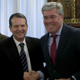 El presidente de la Federación Española de Municipios y Provincias (FEMP), Abel Caballero (i), se reúne con el secretario de Estado de Hacienda, José Enrique Fernández de Moya, para recibir el primer borrador de decreto-ley para la reinvers