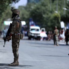 17/09 / 2019.- Soldados de seguridad afganos hacen guardia en el sitio de un ataque suicida EFE / EPA / JAWAD JALALI