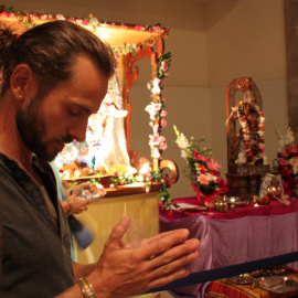 Ravi practica Bhakti Yoga