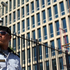 Un militar cubano custodia la Embajada de Estados Unidos en La Habana (Cuba). El próximo 14 de agosto se realizará en este lugar la ceremonia de izado de la bandera estadounidense, acto al que se espera que asista el Secretario de Estado es