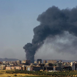 Una gran columna de humo aparece sobre el municipio de Chiloeches, Guadalajara, como consecuencia del incendio declarado esta madrugada en una planta de reciclado del polígono industrial. EFE/Pepe Zamora