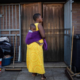 12/09/2019 - Una mujer de Mozambique lleva a su hijo a la espalda en un campo de refugiados, en Johannesburgo, Sudáfrica / EFE (Kim Ludbrook)