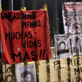 Varias personas se manifiestan tras la muerte del general Manuel Contreras en el hospital militar de Santiago (Chile). EFE/José Miguel Caviedes