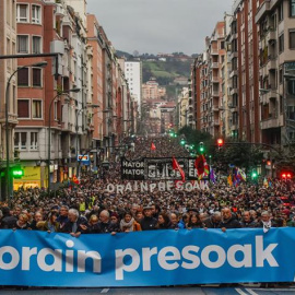 12/01/2019.- Decenas de miles de personas se han manifestado hoy en Bilbao para pedir cambiar la política penitenciaria que se aplica a los reclusos de ETA. EFE/Miguel Toña