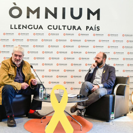 L'escriptor Quim Monzo i el vicepresident d'Òmnium Cultural, Marcel Mauri, en compareixença aquest dimecres, per presentar el Premi d'Honor de les Lletres Catalanes atorgat a Monzó. Òmnium Cultural.