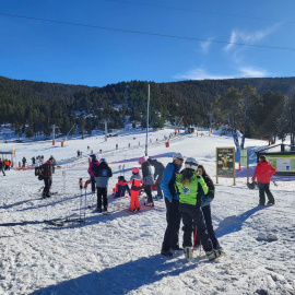 10/12/2023 - Esquiadors a l'estació de Port Aine, a Rialp, al Pallars Sobirà.